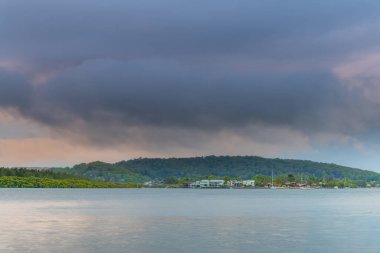 Gün doğumu bulutları ile kaplı bulutlu deniz manzarası Orta Sahildeki Woy Woy 'da, NSW, Avustralya.
