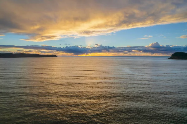 Wolkenbedeckter Sonnenaufgang Mit Atmosphäre Pearl Beach Der Zentralküste Nsw Australien — Stockfoto