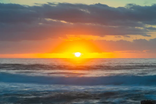 オーストラリア ニューサウスウェールズ州中央海岸のキルケアビーチで雲と日の出の海 — ストック写真