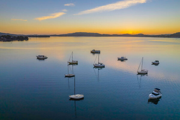 Восход солнца над Брисбенской Водой в Кулевонге и Таскотте на Центральном побережье штата Нью-Йорк, Австралия.