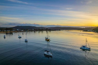 Gündoğumu, Ettalong Sahili 'nde, NSW, Avustralya' da..