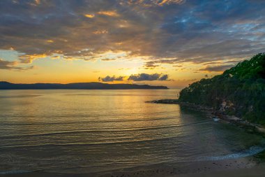 Umina Point 'teki Umina Sahili' nden NSW, Avustralya 'ya kadar bulutlarla birlikte gün doğumu denizi..
