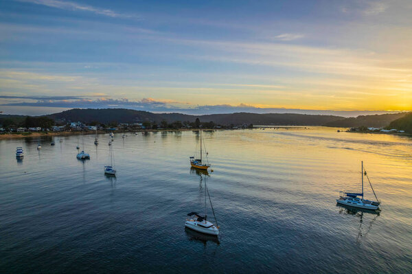 Рассвет на канале в Этталонг-Бич на Центральном побережье, Новый Южный Уэльс, Австралия.