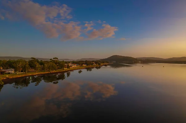 澳大利亚新南威尔士州中部海岸Woy Woy Woy的空中日出水景 火山灰使天空朦胧 — 图库照片