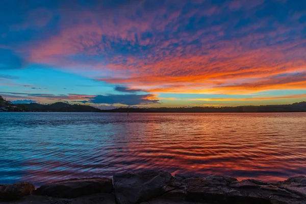 Wasserlandschaft Sonnenaufgang Mit Wolkenverhangenem Himmel Bei Woy Woy Der Central — Stockfoto