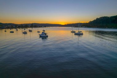 Gündoğumu, Ettalong Sahili 'nde, NSW, Avustralya' da..