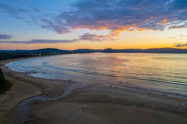 Umina Point 'teki Umina Sahili' nden NSW, Avustralya 'ya kadar bulutlarla birlikte gün doğumu denizi..