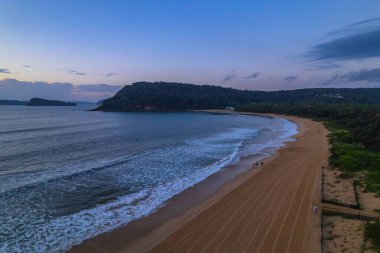 Central Coast, NSW, Avustralya 'daki Umina Sahili' nde bulutlu gün doğumu denizi..