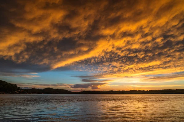 Wasserlandschaft Sonnenaufgang Mit Wolkenverhangenem Himmel Bei Woy Woy Der Central — Stockfoto