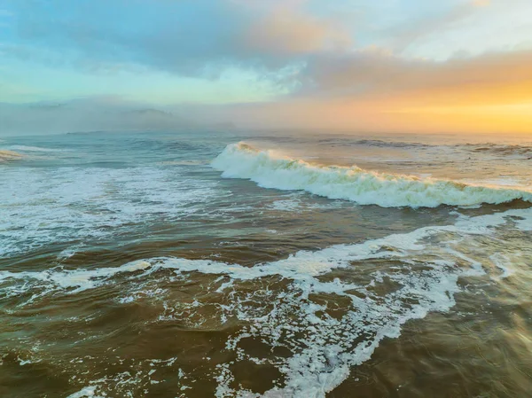 Soluppgång Sjölandskap Med Moln Dimma Och Havsskum Vid Avoca Beach — Stockfoto