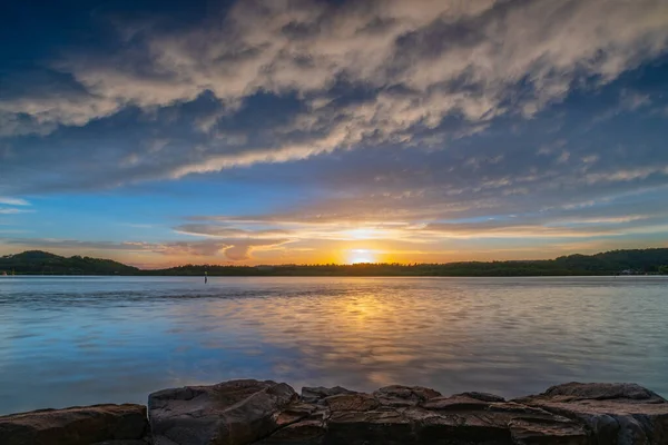 Wasserlandschaft Sonnenaufgang Mit Wolkenverhangenem Himmel Bei Woy Woy Der Central — Stockfoto