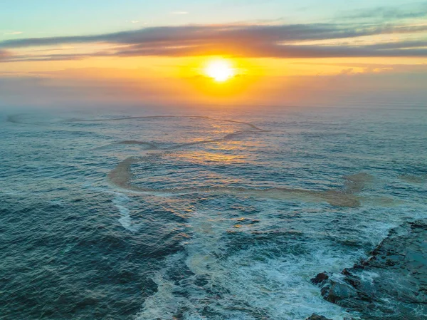 澳大利亚新南威尔士州中部海岸艾弗卡海滩的日出海景 有云层 雾和海绵状泡沫 — 图库照片