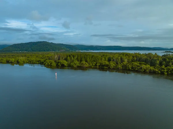 灰色の空と満潮の雨の日の水景は オーストラリア ニューサウスウェールズ州中央海岸のWoy Woyで — ストック写真