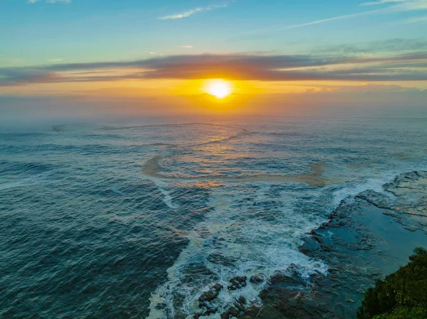 Sunrise Θαλασσογραφία Σύννεφα Ομίχλη Και Αφρό Θάλασσας Στην Παραλία Avoca — Φωτογραφία Αρχείου