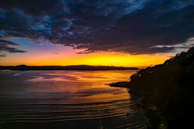Umina Point 'teki Umina Sahili' nden NSW, Avustralya 'ya kadar bulutlarla birlikte gün doğumu denizi..