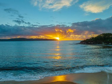 Central Coast, NSW, Avustralya 'da Pearl Sahili üzerinde gün doğumu deniz manzarası.