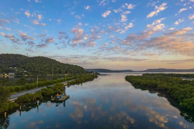 Kuzey Sahili, Avustralya 'daki Woy Woy' daki feribot iskelesinden havadan gündoğumu manzarası..