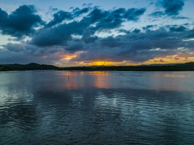 Körfezin üzerinde hava güneşinin doğuşu, yağmur bulutları Orta Sahildeki Woy Woy 'da, NSW, Avustralya.