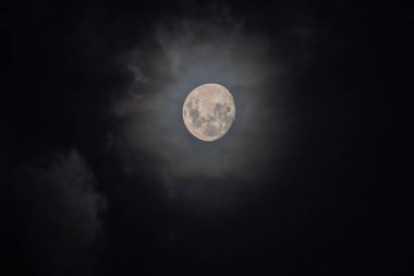 Bulutlu ay gece gökyüzünde süzülüyor Woy Woy üzerinde NSW, Avustralya 'nın merkez kıyısında.