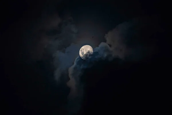 雲に覆われた月は オーストラリアのニューサウスウェールズ州の中央海岸のWoy Woyの上空を漂っています — ストック写真