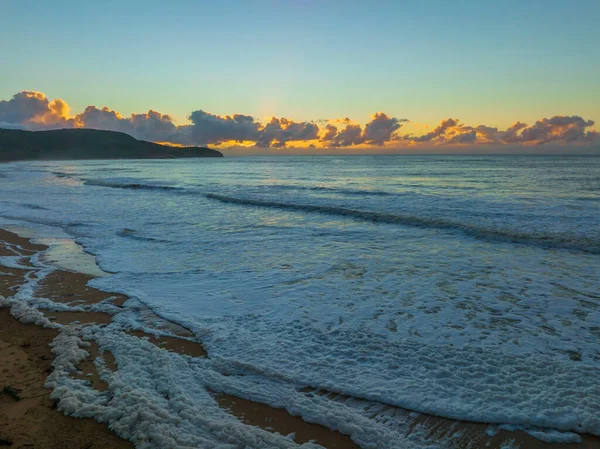 Sunrise Θαλασσογραφία Θαλασσινό Αφρό Και Cloud Bank Στο Killcare Beach — Φωτογραφία Αρχείου