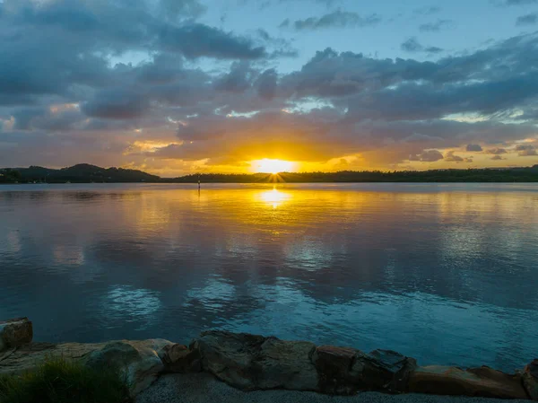 Salida Del Sol Aéreo Sobre Bahía Con Nubes Lluvia Woy — Foto de Stock