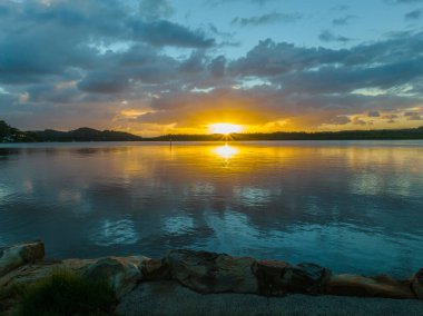 Körfezin üzerinde hava güneşinin doğuşu, yağmur bulutları Orta Sahildeki Woy Woy 'da, NSW, Avustralya.