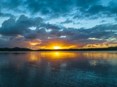 Körfezin üzerinde hava güneşinin doğuşu, yağmur bulutları Orta Sahildeki Woy Woy 'da, NSW, Avustralya.