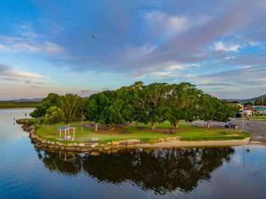 Woy Woy rıhtımında gün batımı Orta Sahilde, NSW, Avustralya.