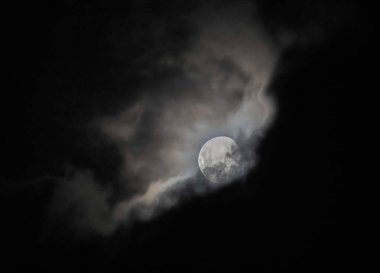 Bulutlu ay gece gökyüzünde süzülüyor Woy Woy üzerinde NSW, Avustralya 'nın merkez kıyısında.