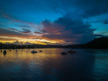 Central Coast, NSW, Avustralya 'daki Ettalong Plajı' nda güzel bir şafak vakti gökyüzü..