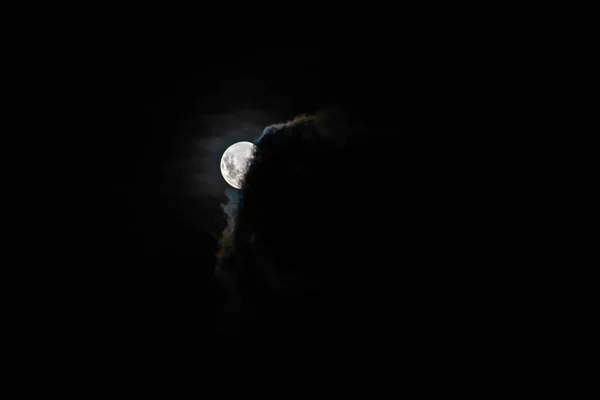 Měsíc Oblačným Příkrovem Proplouvá Noční Obloze Nad Woy Woy Centrálním — Stock fotografie