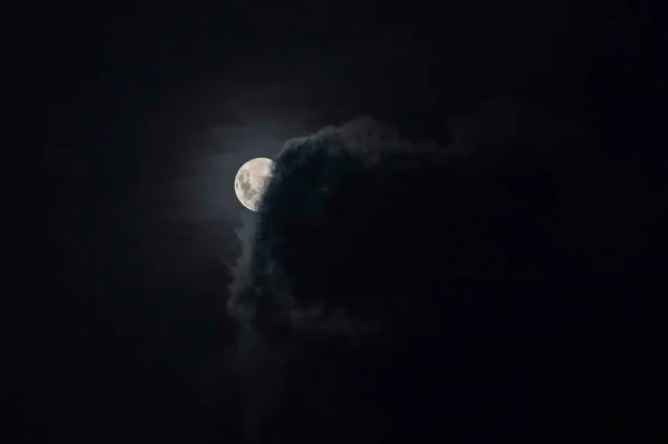 Maan Met Wolkendek Drijft Voorbij Nachtelijke Hemel Boven Woy Woy — Stockfoto