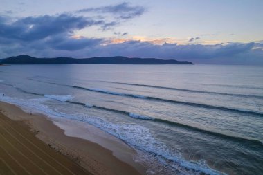 Central Coast, NSW, Avustralya 'daki Umina Sahili' nde bulutlu gün doğumu denizi..