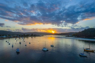 Gündoğumu, Ettalong Sahili 'nde, NSW, Avustralya' da..