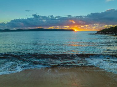 Central Coast, NSW, Avustralya 'da Pearl Sahili üzerinde gün doğumu deniz manzarası.