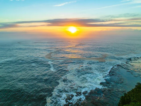 Sunrise Θαλασσογραφία Σύννεφα Ομίχλη Και Αφρό Θάλασσας Στην Παραλία Avoca — Φωτογραφία Αρχείου