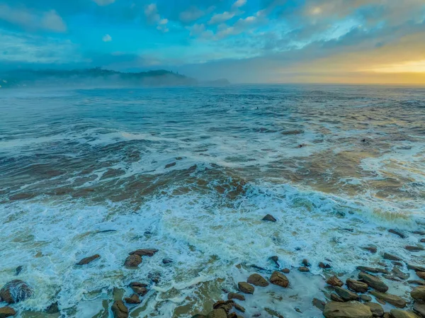 Soluppgång Sjölandskap Med Moln Dimma Och Havsskum Vid Avoca Beach — Stockfoto