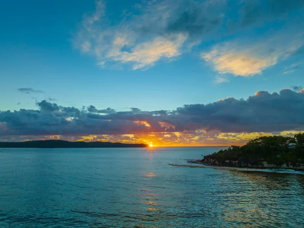 Central Coast, NSW, Avustralya 'da Pearl Sahili üzerinde gün doğumu deniz manzarası.