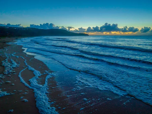 Sonnenaufgang Mit Seeschaum Und Wolkenbank Killcare Beach Der Central Coast — Stockfoto