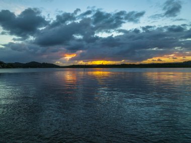Körfezin üzerinde hava güneşinin doğuşu, yağmur bulutları Orta Sahildeki Woy Woy 'da, NSW, Avustralya.
