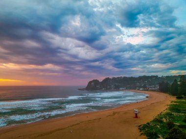 Avoca Lagoon 'un Avoca Sahili' nde NSW, Avustralya 'da pembe ve mavi bir hava gündoğumunun gölgeleri..