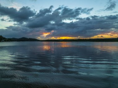 Körfezin üzerinde hava güneşinin doğuşu, yağmur bulutları Orta Sahildeki Woy Woy 'da, NSW, Avustralya.