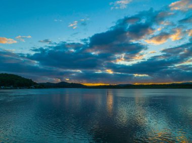 Körfezin üzerinde bulutlarla birlikte havadan gün doğumu Orta Sahildeki Woy Woy 'da, NSW, Avustralya.