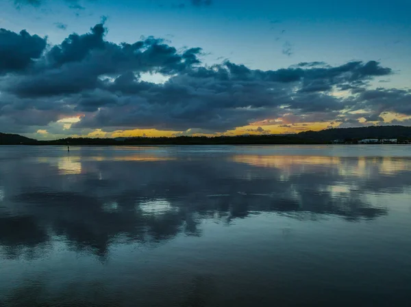 Nascer Sol Aéreo Sobre Baía Com Nuvens Chuva Woy Woy — Fotografia de Stock