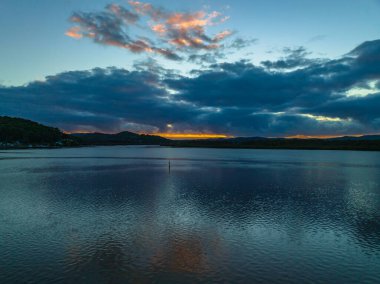 Körfezin üzerinde bulutlarla birlikte havadan gün doğumu Orta Sahildeki Woy Woy 'da, NSW, Avustralya.