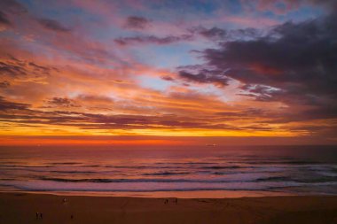 Avoca Lagoon 'un Avoca Sahili' nde NSW, Avustralya 'da pembe ve mavi bir hava gündoğumunun gölgeleri..