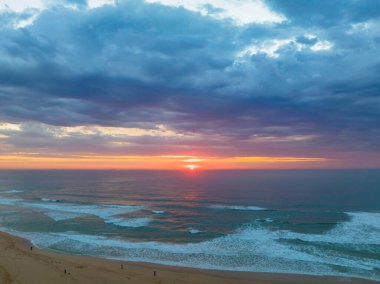 Avoca Lagoon 'un Avoca Sahili' nde NSW, Avustralya 'da pembe ve mavi bir hava gündoğumunun gölgeleri..