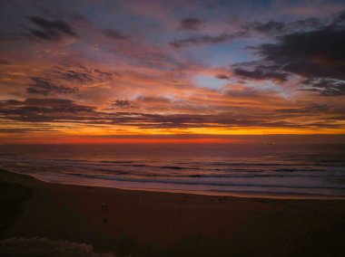 Avoca Lagoon 'un Avoca Sahili' nde NSW, Avustralya 'da pembe ve mavi bir hava gündoğumunun gölgeleri..