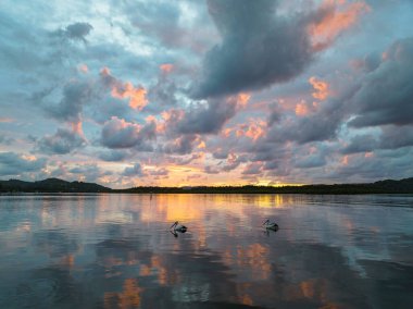 La Nina 'nın Orta Sahilde, NSW' de, Avustralya 'da, Woy Woy' a bolca yağmur ve bulut getirmeye devam ettiği havadan gün doğumu manzarası..